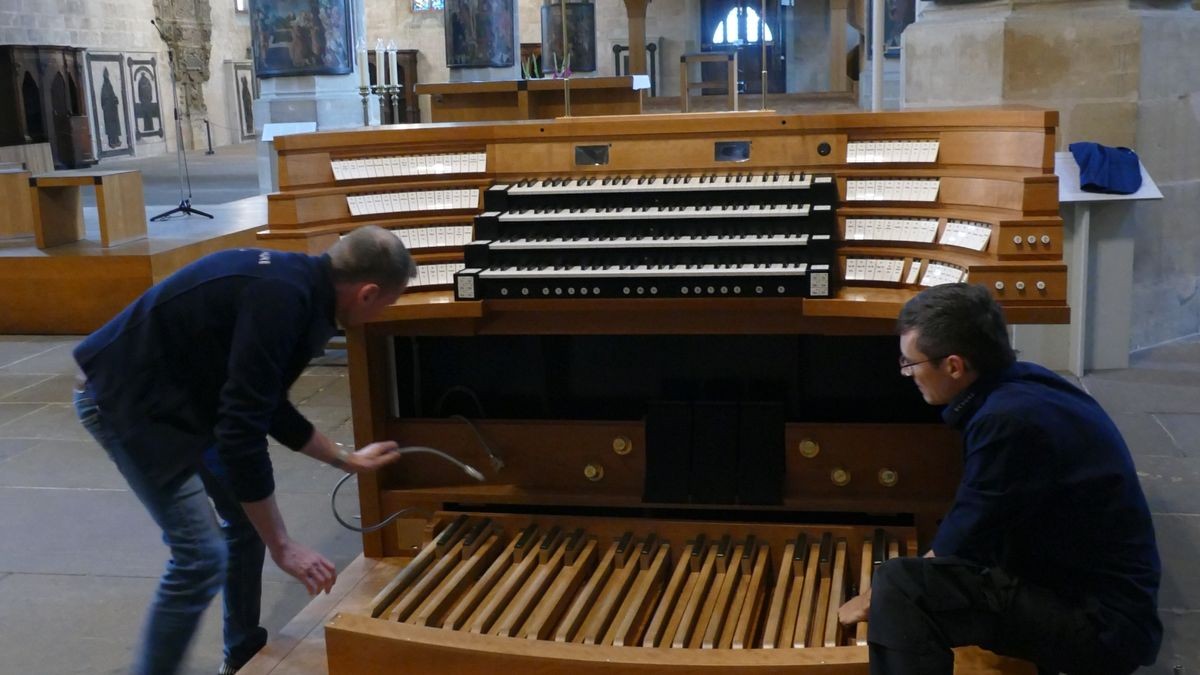 Zentralspieltisch ist im Erfurter Dom angekommen. Damit können alle drei Orgeln von unten bespielt werden. Die Freude bei Domorganist Silvius von Kessel ist groß.