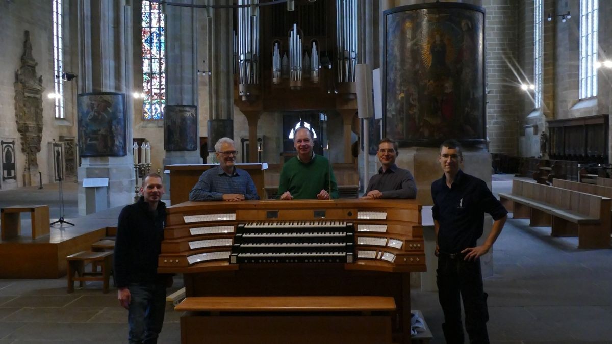 Zentralspieltisch ist im Erfurter Dom angekommen. Damit können alle drei Orgeln von unten bespielt werden. Die Freude bei Domorganist Silvius von Kessel ist groß.