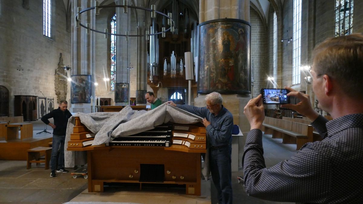 Zentralspieltisch ist im Erfurter Dom angekommen. Damit können alle drei Orgeln von unten bespielt werden. Die Freude bei Domorganist Silvius von Kessel ist groß.