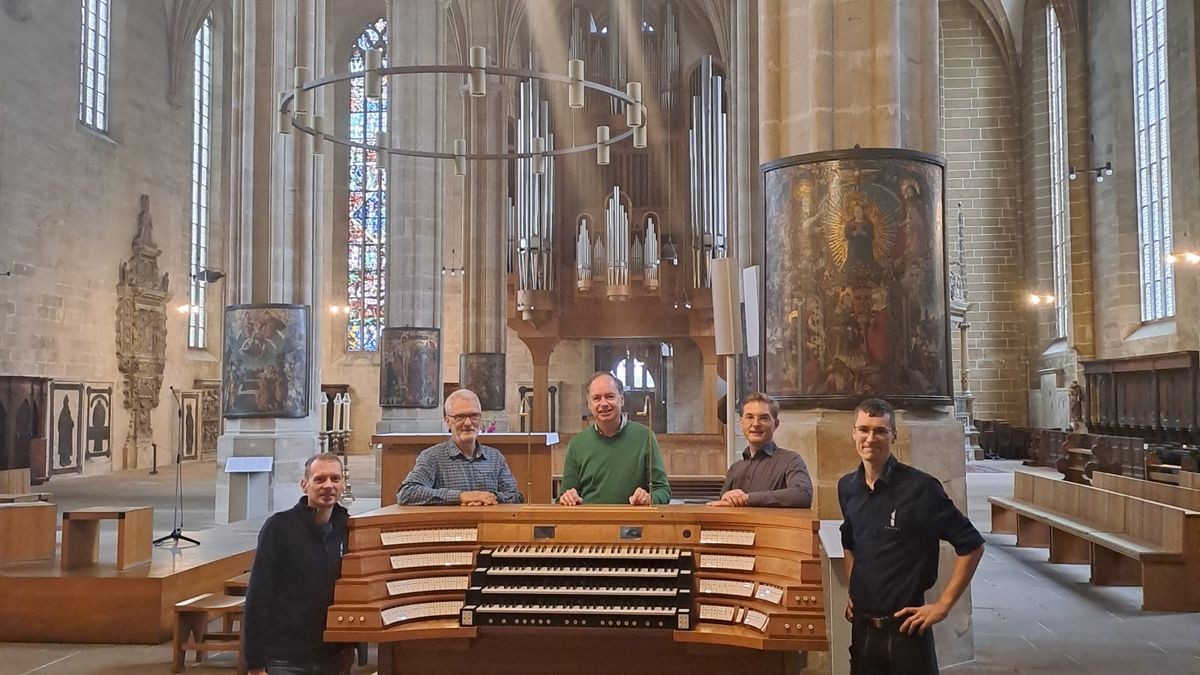 Zentralspieltisch ist im Erfurter Dom angekommen. Damit können alle drei Orgeln von unten bespielt werden. Die Freude bei Domorganist Silvius von Kessel ist groß.