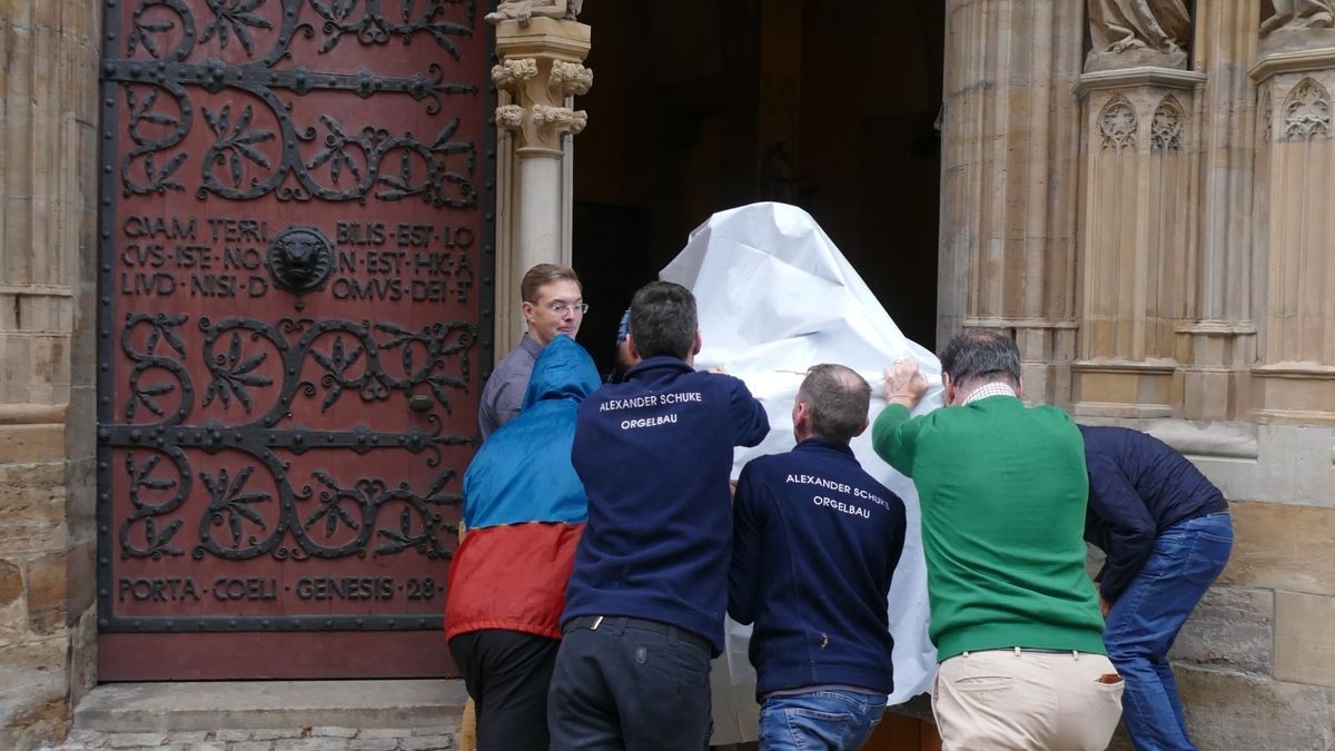 Zentralspieltisch ist im Erfurter Dom angekommen. Damit können alle drei Orgeln von unten bespielt werden. Die Freude bei Domorganist Silvius von Kessel ist groß.