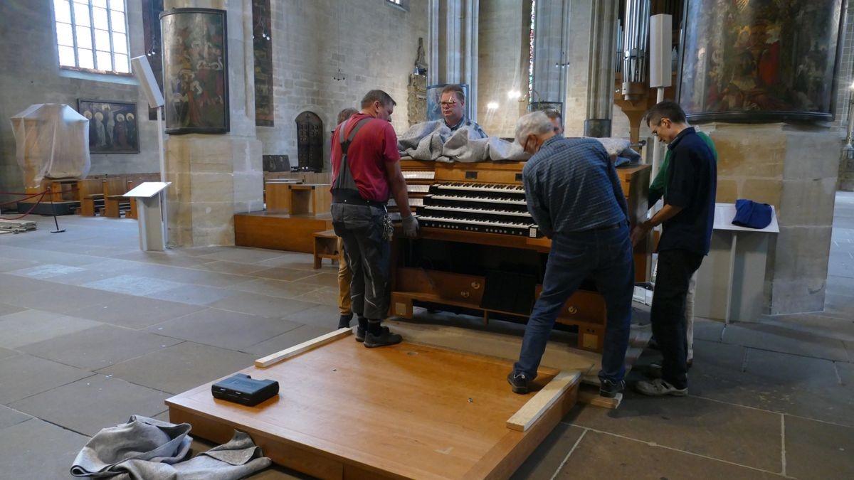 Zentralspieltisch ist im Erfurter Dom angekommen. Damit können alle drei Orgeln von unten bespielt werden. Die Freude bei Domorganist Silvius von Kessel ist groß.