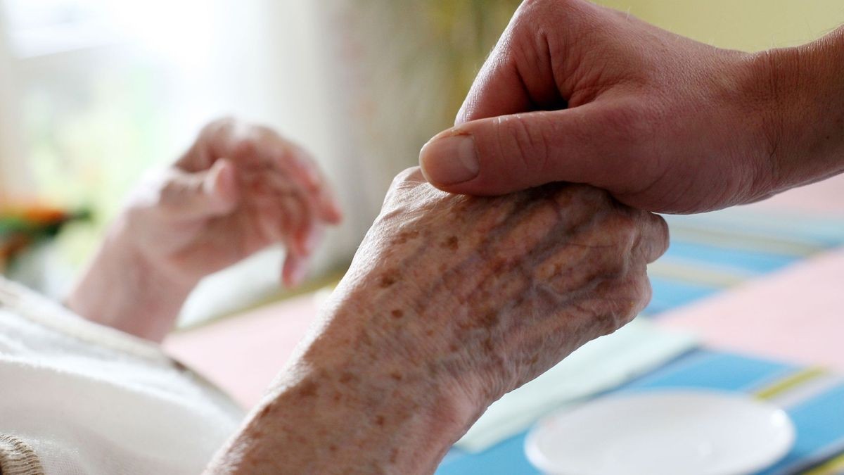 Besonders in strukturschwachen Regionen sei zunehmend mit Personalmangel in der ambulanten Pflege zu rechnen. (Symbolbild)