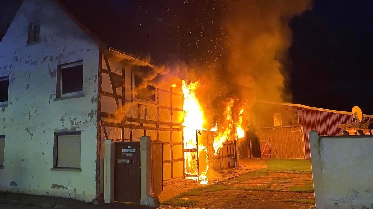 Zu einem Wohnhausbrand kam es am Dienstagabend in Wolkramshausen. In der Hainleitestraße stand ein Wohnhaus in Flammen. 66 Einsatzkräfte der Feuerwehr, 8 Sanitäter und 4 Kräfte der Polizei waren im Einsatz.