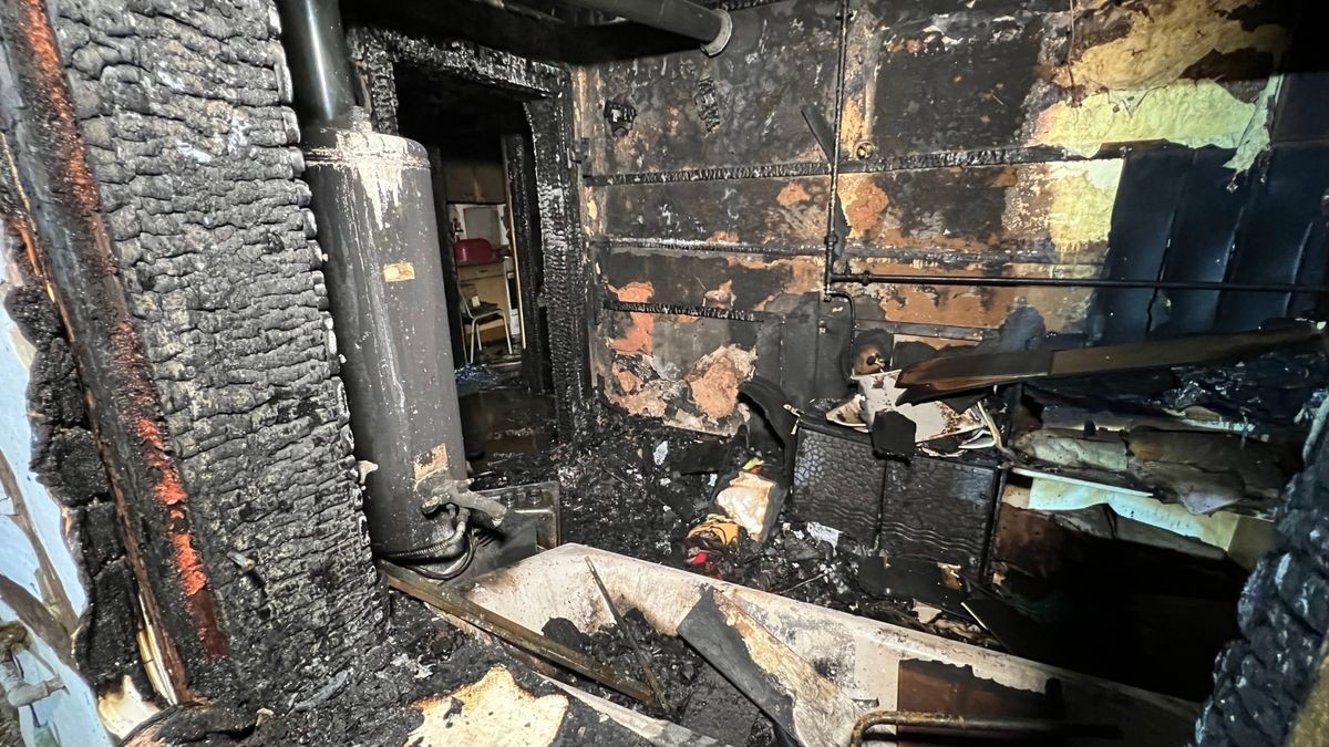 Zu einem Wohnhausbrand kam es am Dienstagabend in Wolkramshausen. In der Hainleitestraße stand ein Wohnhaus in Flammen. 66 Einsatzkräfte der Feuerwehr, 8 Sanitäter und 4 Kräfte der Polizei waren im Einsatz.