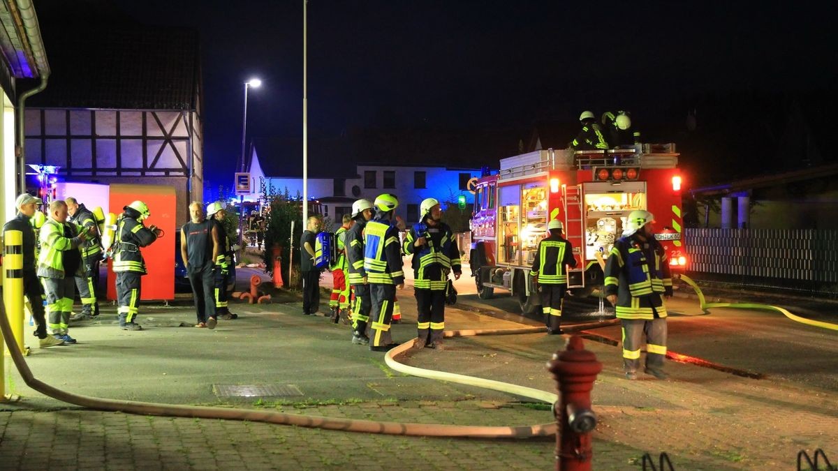 Zu einem Wohnhausbrand kam es am Dienstagabend in Wolkramshausen. In der Hainleitestraße stand ein Wohnhaus in Flammen. 66 Einsatzkräfte der Feuerwehr, 8 Sanitäter und 4 Kräfte der Polizei waren im Einsatz.