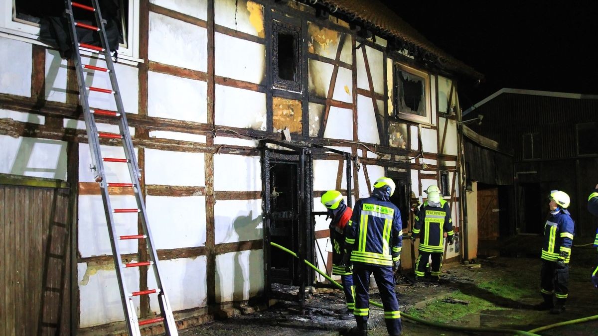 Zu einem Wohnhausbrand kam es am Dienstagabend in Wolkramshausen. In der Hainleitestraße stand ein Wohnhaus in Flammen. 66 Einsatzkräfte der Feuerwehr, 8 Sanitäter und 4 Kräfte der Polizei waren im Einsatz.