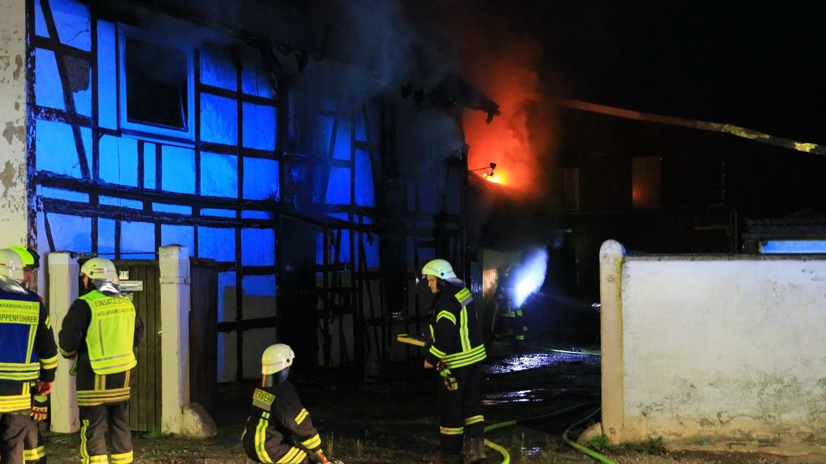 Zu einem Wohnhausbrand kam es am Dienstagabend in Wolkramshausen. In der Hainleitestraße stand ein Wohnhaus in Flammen. 66 Einsatzkräfte der Feuerwehr, 8 Sanitäter und 4 Kräfte der Polizei waren im Einsatz.