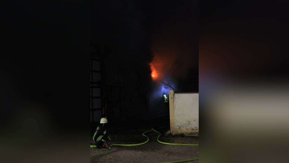 Zu einem Wohnhausbrand kam es am Dienstagabend in Wolkramshausen. In der Hainleitestraße stand ein Wohnhaus in Flammen. 66 Einsatzkräfte der Feuerwehr, 8 Sanitäter und 4 Kräfte der Polizei waren im Einsatz.