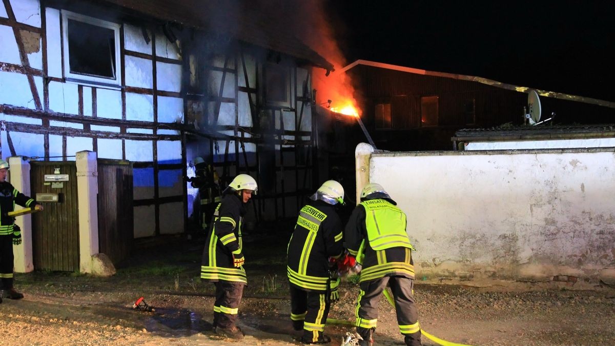 Zu einem Wohnhausbrand kam es am Dienstagabend in Wolkramshausen. In der Hainleitestraße stand ein Wohnhaus in Flammen. 66 Einsatzkräfte der Feuerwehr, 8 Sanitäter und 4 Kräfte der Polizei waren im Einsatz.