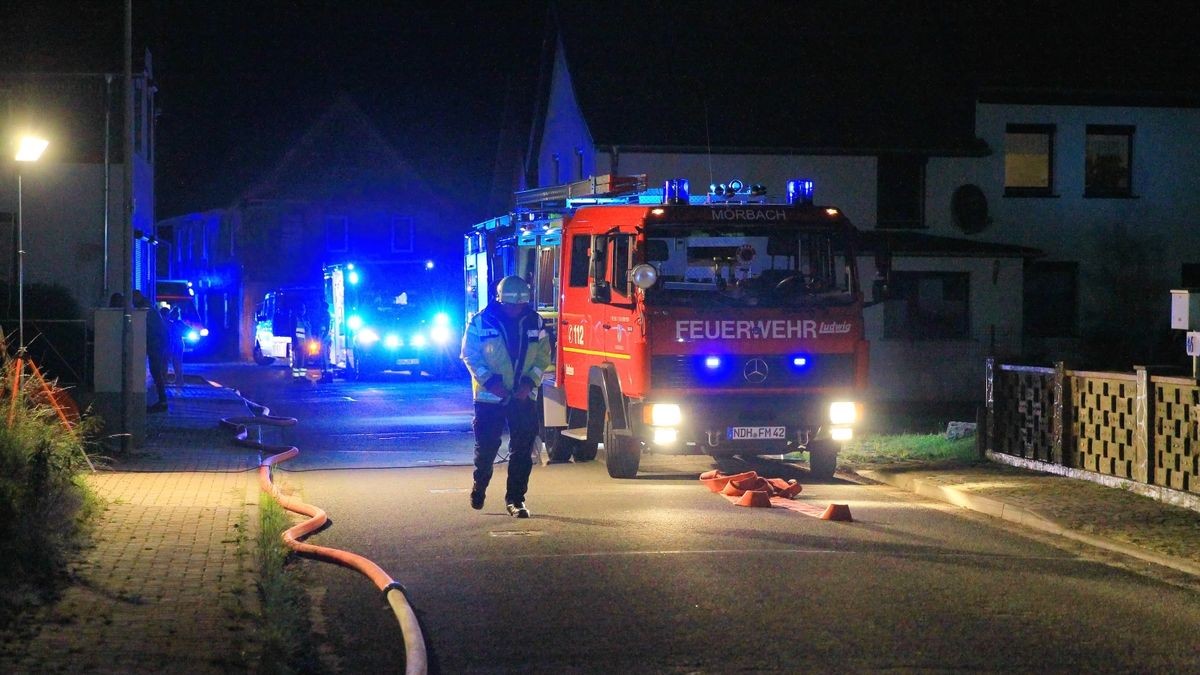 Zu einem Wohnhausbrand kam es am Dienstagabend in Wolkramshausen. In der Hainleitestraße stand ein Wohnhaus in Flammen. 66 Einsatzkräfte der Feuerwehr, 8 Sanitäter und 4 Kräfte der Polizei waren im Einsatz.