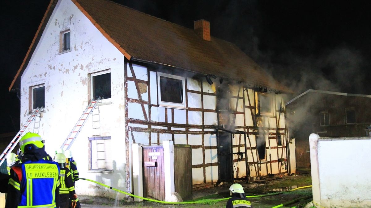 Zu einem Wohnhausbrand kam es am Dienstagabend in Wolkramshausen. In der Hainleitestraße stand ein Wohnhaus in Flammen. 66 Einsatzkräfte der Feuerwehr, 8 Sanitäter und 4 Kräfte der Polizei waren im Einsatz.