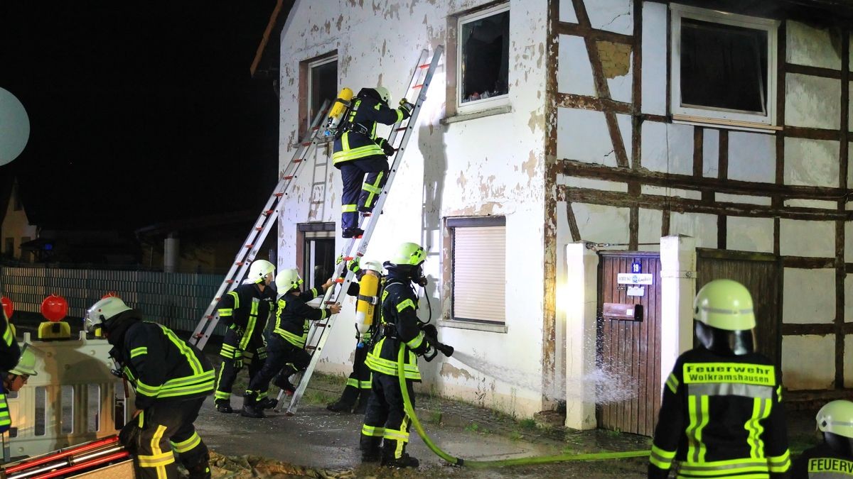 Zu einem Wohnhausbrand kam es am Dienstagabend in Wolkramshausen. In der Hainleitestraße stand ein Wohnhaus in Flammen. 66 Einsatzkräfte der Feuerwehr, 8 Sanitäter und 4 Kräfte der Polizei waren im Einsatz.