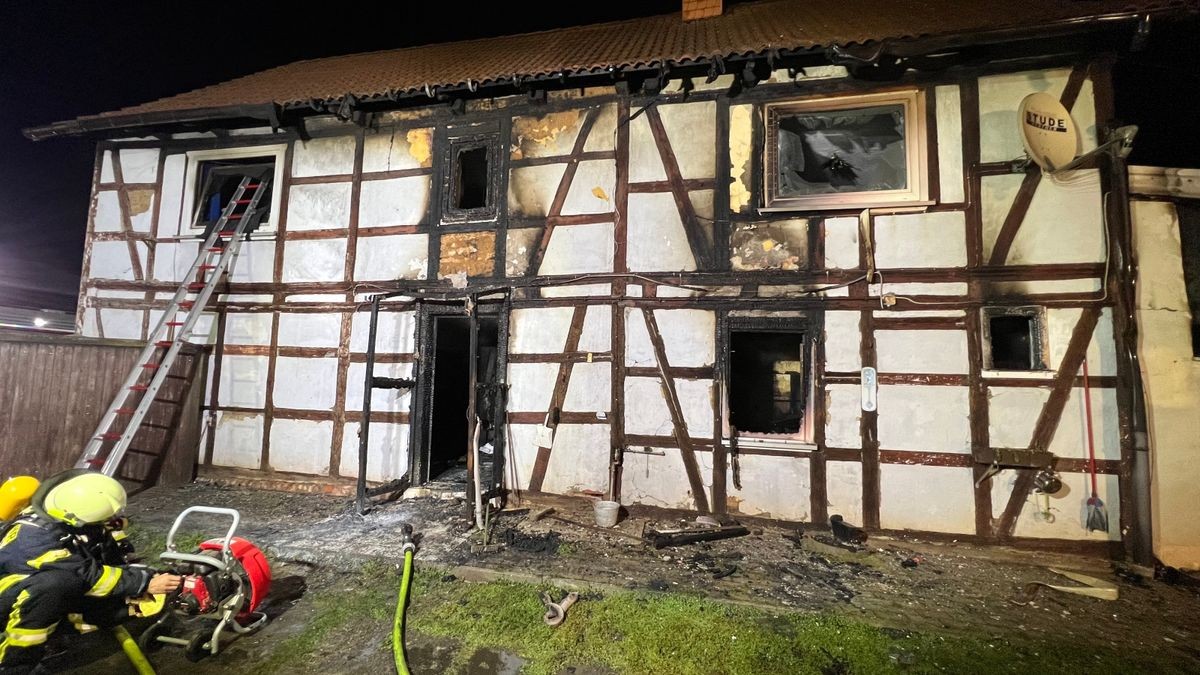 Zu einem Wohnhausbrand kam es am Dienstagabend in Wolkramshausen. In der Hainleitestraße stand ein Wohnhaus in Flammen. 66 Einsatzkräfte der Feuerwehr, 8 Sanitäter und 4 Kräfte der Polizei waren im Einsatz.