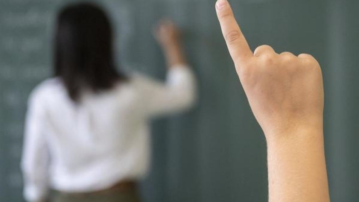 Verbesserungsbedarf sehen die Autoren vor allem in der Altersstruktur der Lehrerinnen und Lehrer an den Schulen im Freistaat. (Symbolbild)