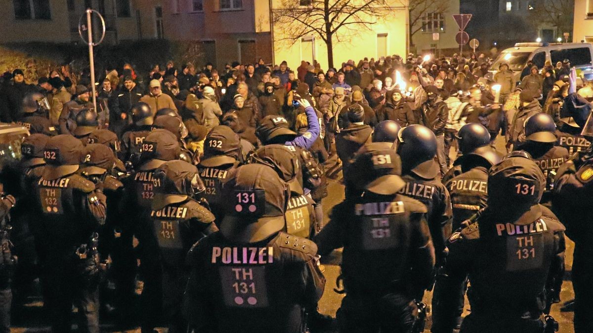 Die Bereitschaftspolizei verhinderte an der Schlossbrücke in Greiz, dass sich Corona-Spaziergänger zu einem Zug formieren. (Archivbild vom 11. Dezember 2021). 