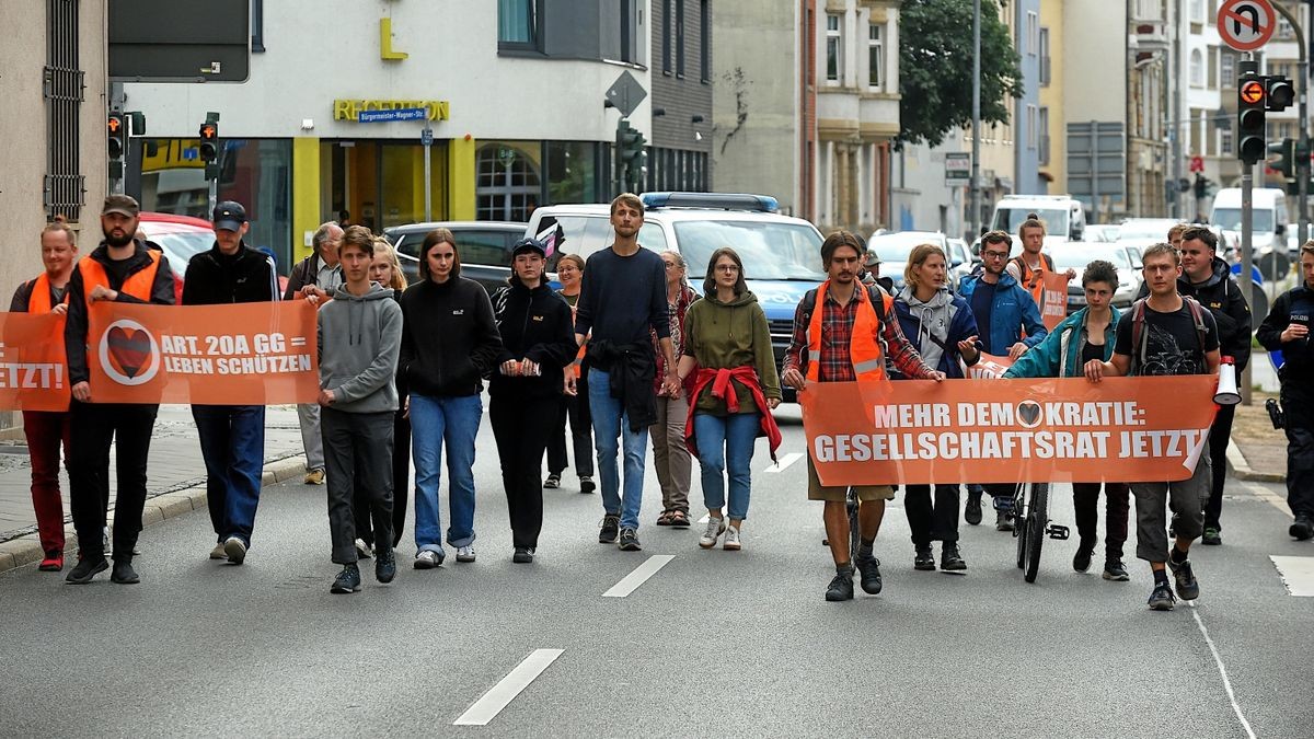 Protestmarsch Letzte Generation über den Erfurter Juri-Gagarin-Ring