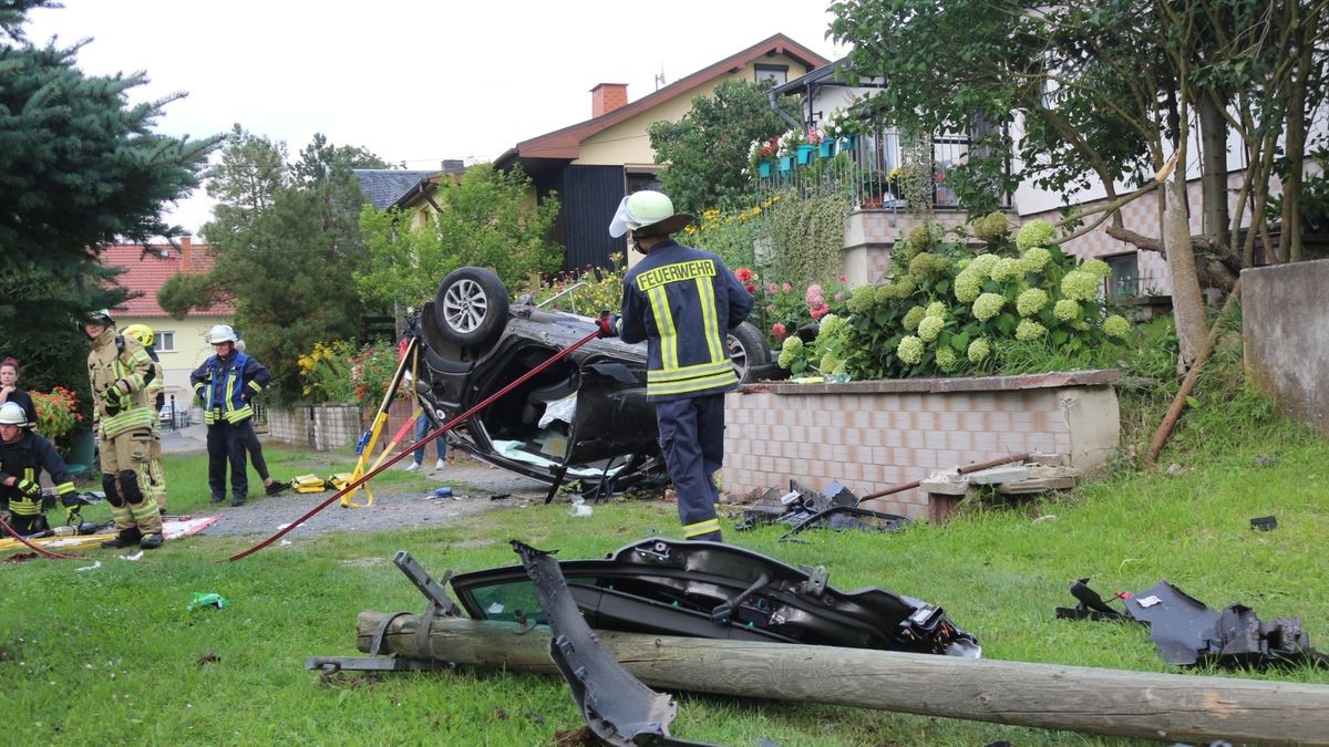 Die Feuerwehr musste den schwer verletzten Mann aus dem Fahrzeug befreien.