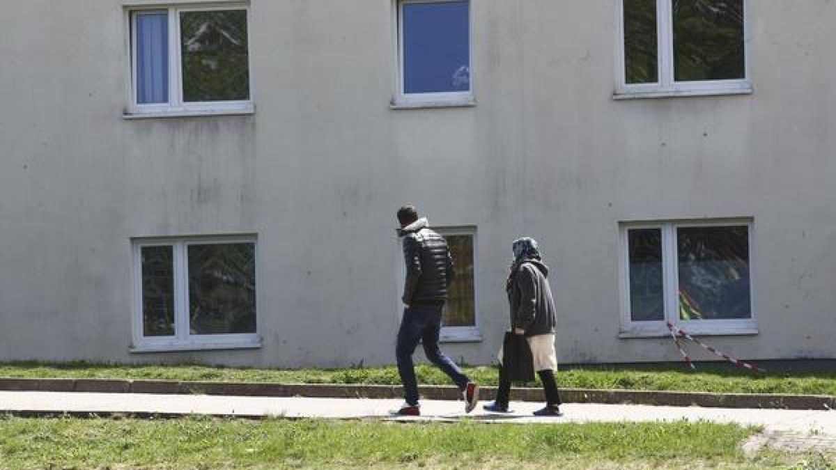 Suhl: Asylbewerber gehen auf dem Gelände der Erstaufnahmeeinrichtung des Landes Thüringen spazieren. (Archivbild)