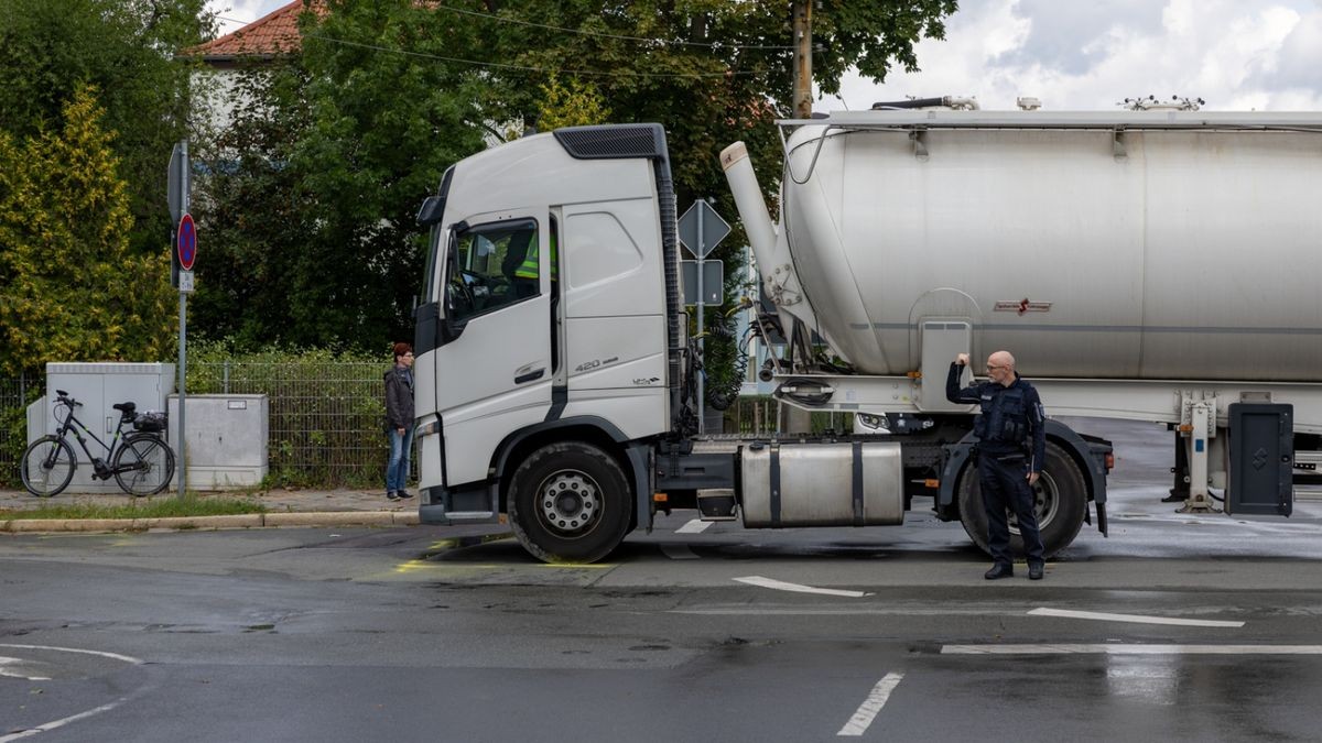 Der Lkw missachtete die Vorfahrt und stieß mit dem Radfahrer zusammen. 