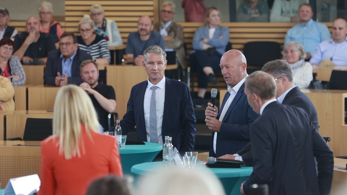 Björn Höcke (M, AFD) , Thomas Kemmerich (3.v.r.FDP) , Mario Voigt (r, CDU) und Matthias Hey (SPD) diskutieren im Plenarsaal mit Besuchern. 