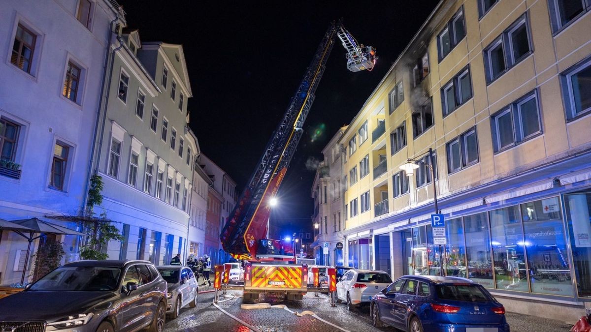 Gegen 2 Uhr kam es in der Marktstraße in Weimar zu einem ausgedehnten Wohnungsbrand. Eine Wohnung im 2. Obergeschoss eines Mehrfamilienhauses stand in Flammen. Mit einer Drehleiter wurde der Brand gelöscht. Die Bewohner des Hauses wurden evakuiert. Trotz der schnellen Löschmaßnahmen brannte die Wohnung komplett aus. Einige Wohnungen waren nach dem Brand nicht mehr bewohnbar. 