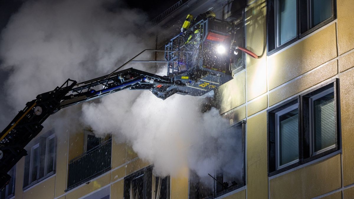 Gegen 2 Uhr kam es in der Marktstraße in Weimar zu einem ausgedehnten Wohnungsbrand. Eine Wohnung im 2. Obergeschoss eines Mehrfamilienhauses stand in Flammen. Mit einer Drehleiter wurde der Brand gelöscht. Die Bewohner des Hauses wurden evakuiert. Trotz der schnellen Löschmaßnahmen brannte die Wohnung komplett aus. Einige Wohnungen waren nach dem Brand nicht mehr bewohnbar. 