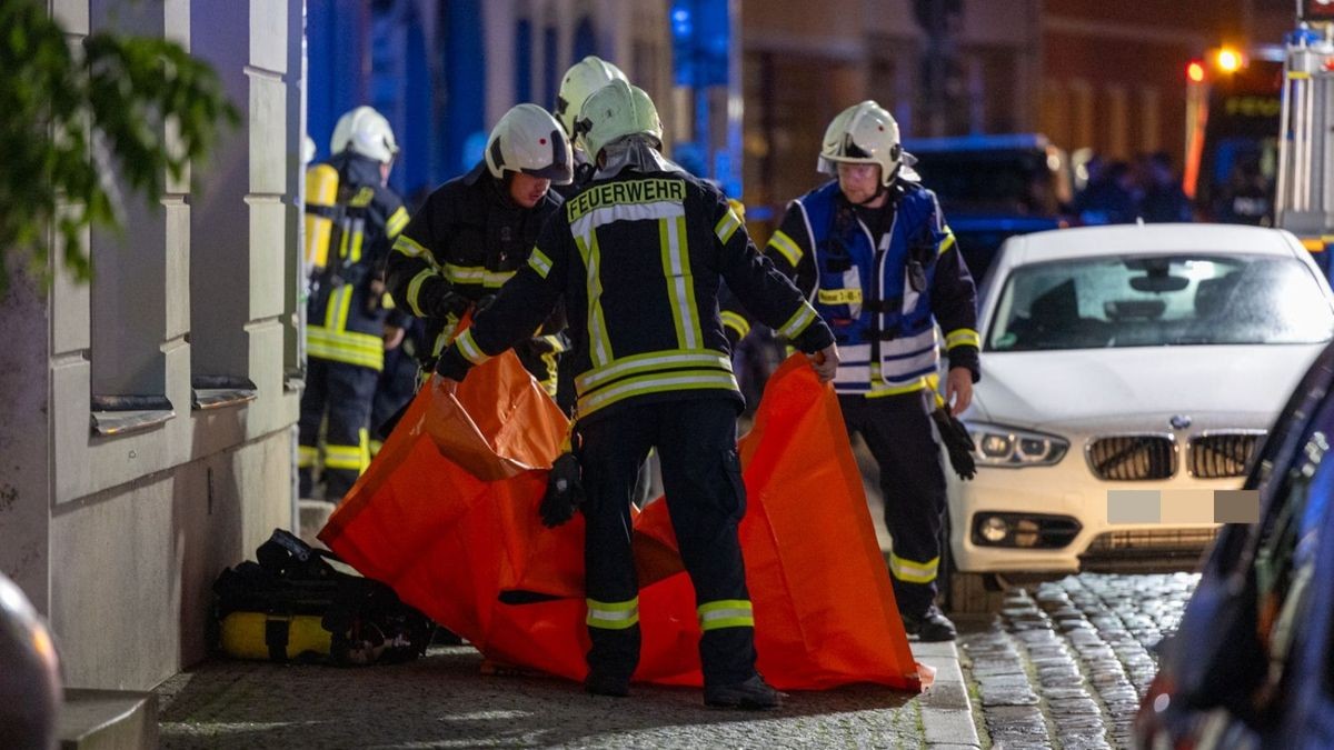 Gegen 2 Uhr kam es in der Marktstraße in Weimar zu einem ausgedehnten Wohnungsbrand. Eine Wohnung im 2. Obergeschoss eines Mehrfamilienhauses stand in Flammen. Mit einer Drehleiter wurde der Brand gelöscht. Die Bewohner des Hauses wurden evakuiert. Trotz der schnellen Löschmaßnahmen brannte die Wohnung komplett aus. Einige Wohnungen waren nach dem Brand nicht mehr bewohnbar. 