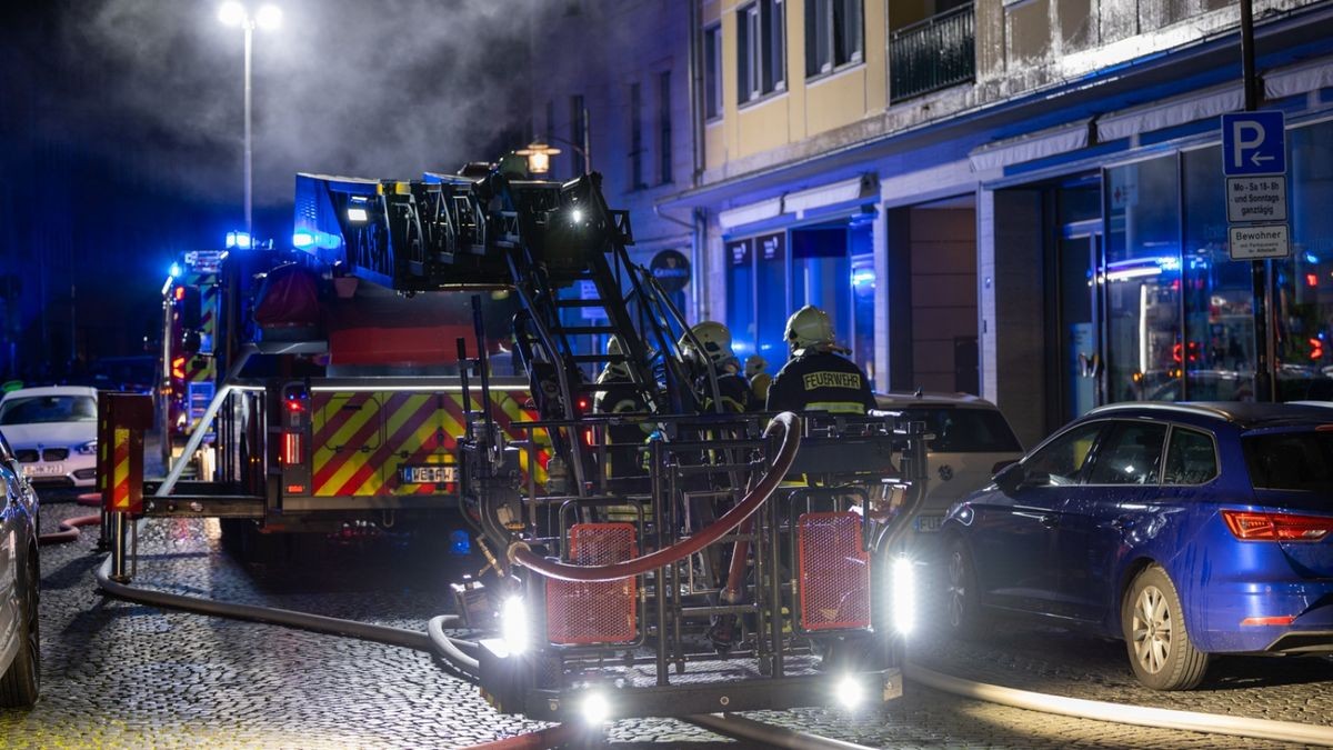 Gegen 2 Uhr kam es in der Marktstraße in Weimar zu einem ausgedehnten Wohnungsbrand. Eine Wohnung im 2. Obergeschoss eines Mehrfamilienhauses stand in Flammen. Mit einer Drehleiter wurde der Brand gelöscht. Die Bewohner des Hauses wurden evakuiert. Trotz der schnellen Löschmaßnahmen brannte die Wohnung komplett aus. Einige Wohnungen waren nach dem Brand nicht mehr bewohnbar. 