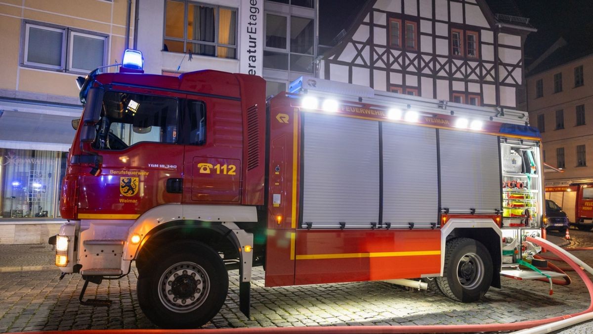 Gegen 2 Uhr kam es in der Marktstraße in Weimar zu einem ausgedehnten Wohnungsbrand. Eine Wohnung im 2. Obergeschoss eines Mehrfamilienhauses stand in Flammen. Mit einer Drehleiter wurde der Brand gelöscht. Die Bewohner des Hauses wurden evakuiert. Trotz der schnellen Löschmaßnahmen brannte die Wohnung komplett aus. Einige Wohnungen waren nach dem Brand nicht mehr bewohnbar. 