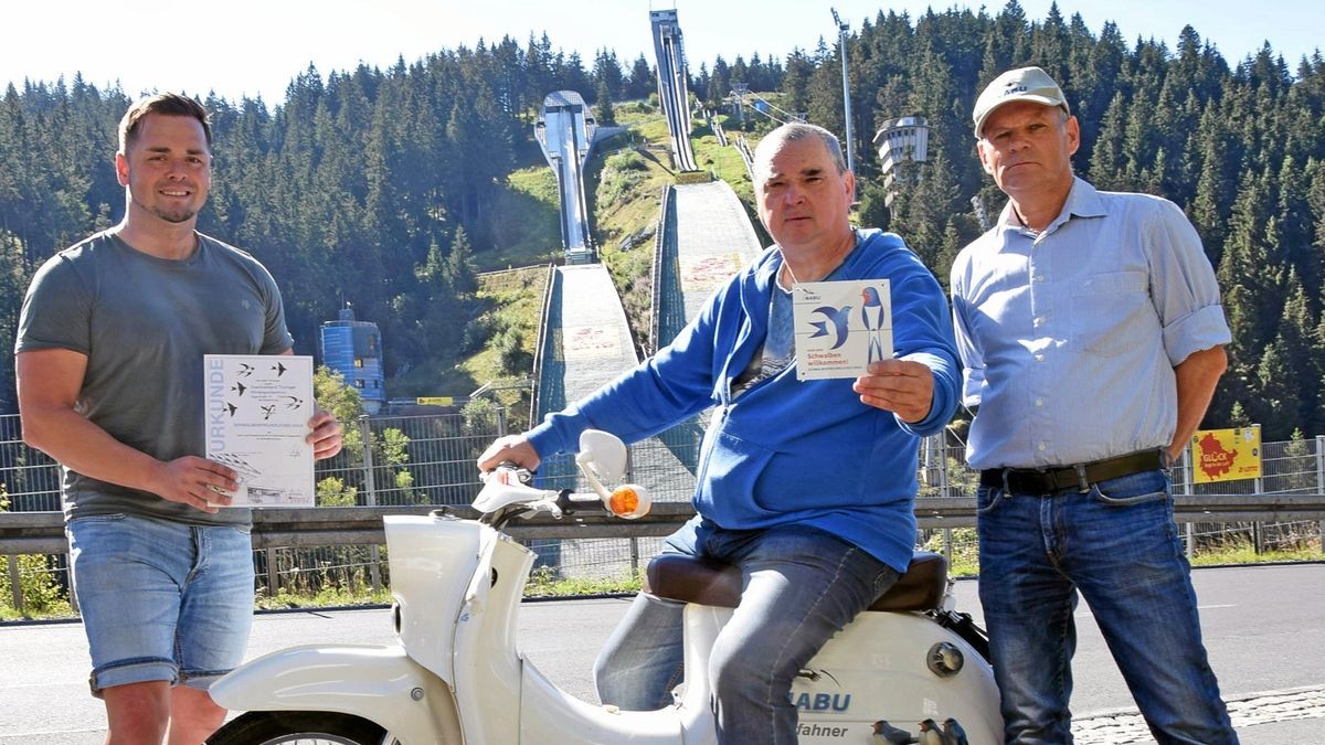 Ronny Knoll vom Zweckverband Thüringer Wintersportzentrum Oberhof, Tino Sauer der Schwalbenbeauftragte des Nabu Thüringen, und Roland Burkhardt, der Kreisvorsitzende des Nabu Schmalkalden-Meiningen (von links) bei der Urkunden-Übergabe.