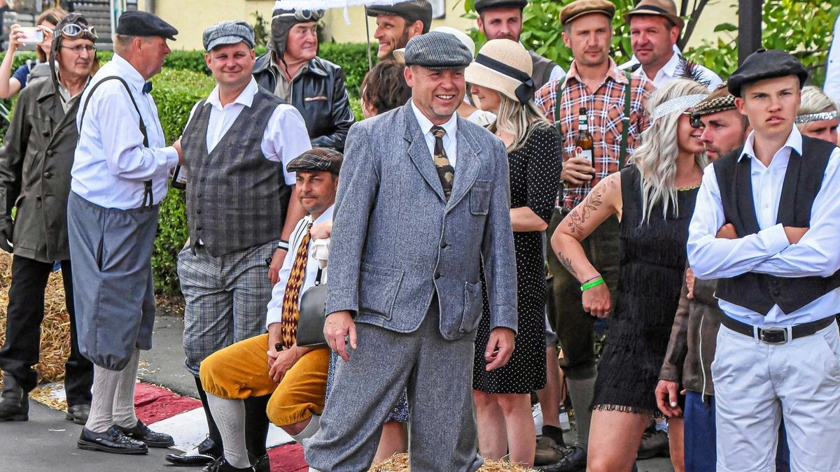 Marko Bias (Mitte) im historischen Gewand bei der Fahrzeugparade.