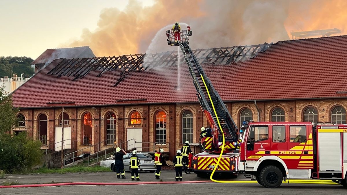 Die Feuerwehr hatte den Brand am späten Abend unter Kontrolle.