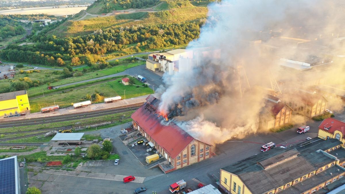 Das Feuer war noch aus weiter Entfernung zu sehen. 