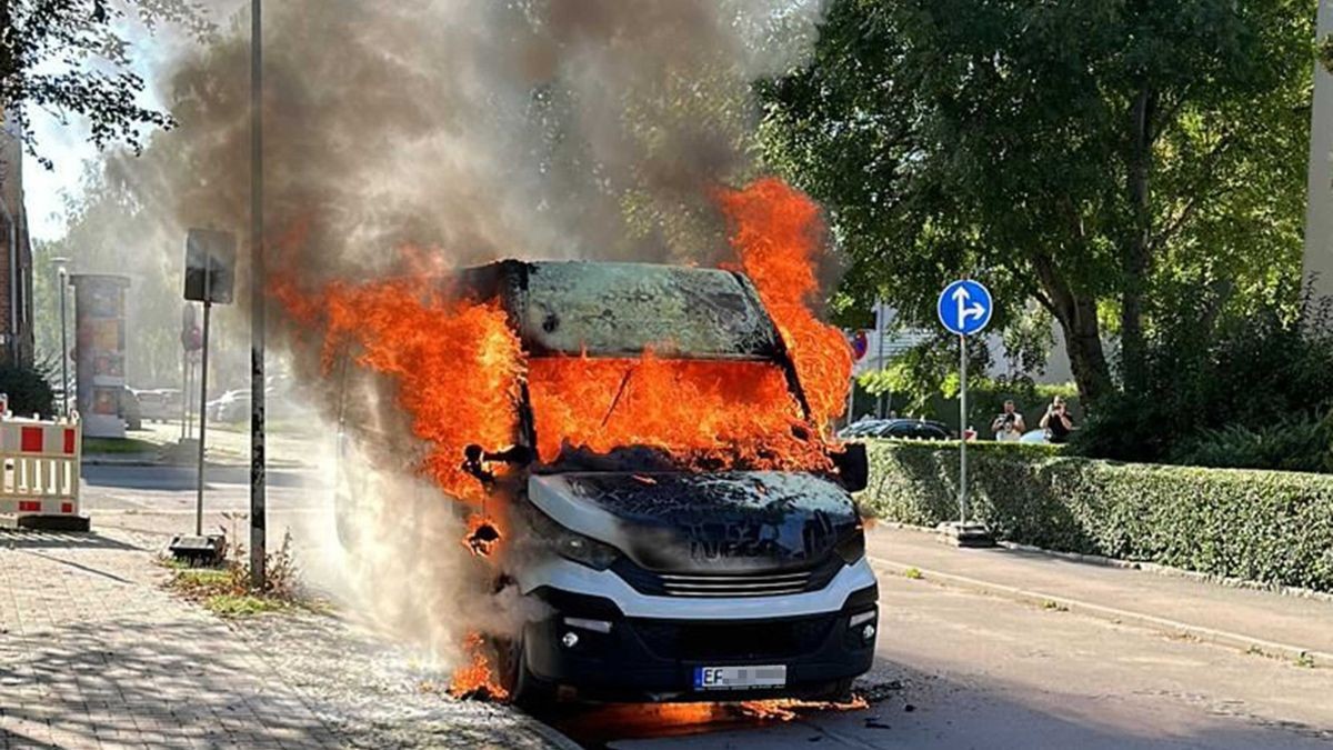 Einige Haushalte in Erfurt könnten in den nächsten Tagen vergeblich auf Briefe warten:  Ein Kleintransporter eines Postunternehmens ist am Donnerstagnachmittag in Brand geraten.