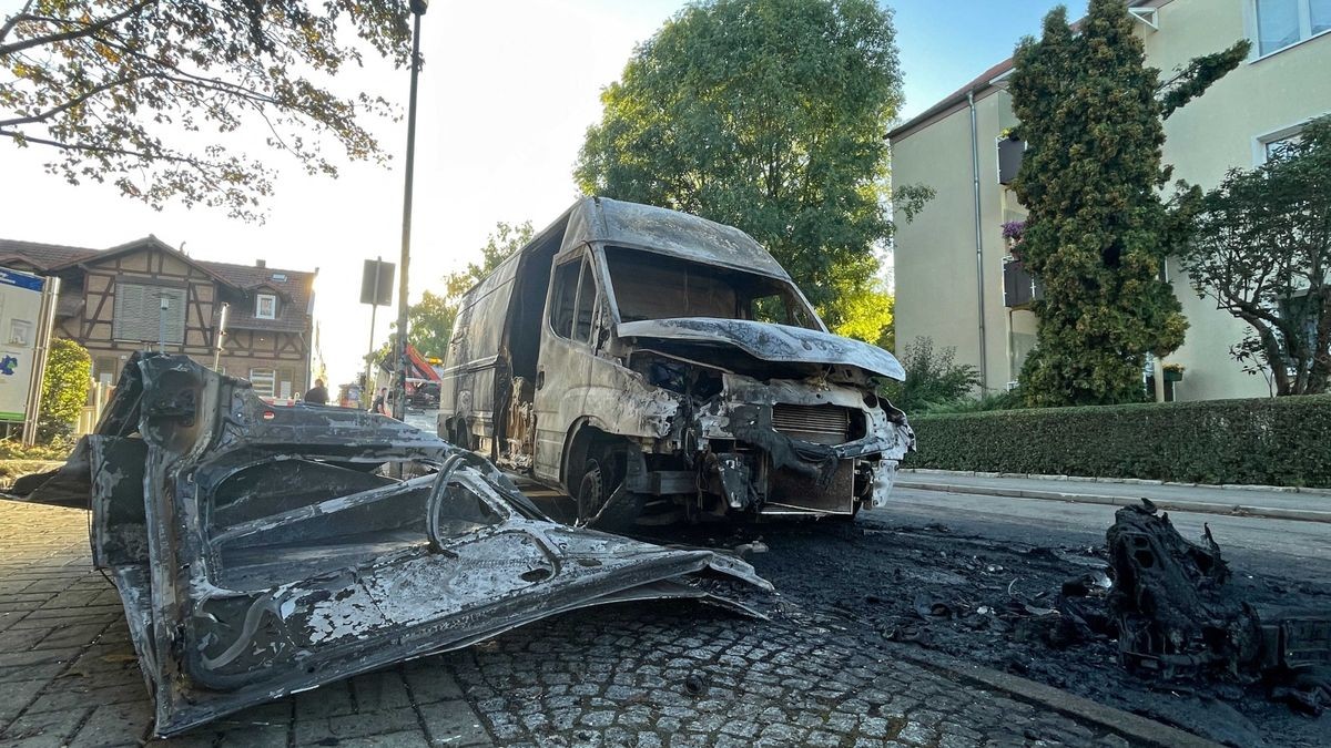 Der Fahrer hatte auf seiner Tour in der Robert-Schumann-Straße halt gemacht und noch den Briefkasten geleert.