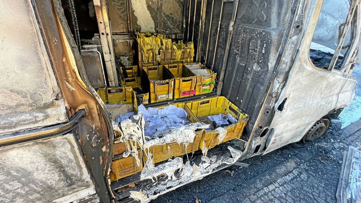 Der Transporterfahrer leerte in Erfurt gerade Briefkästen aus, als das Auto in Brand geriet.