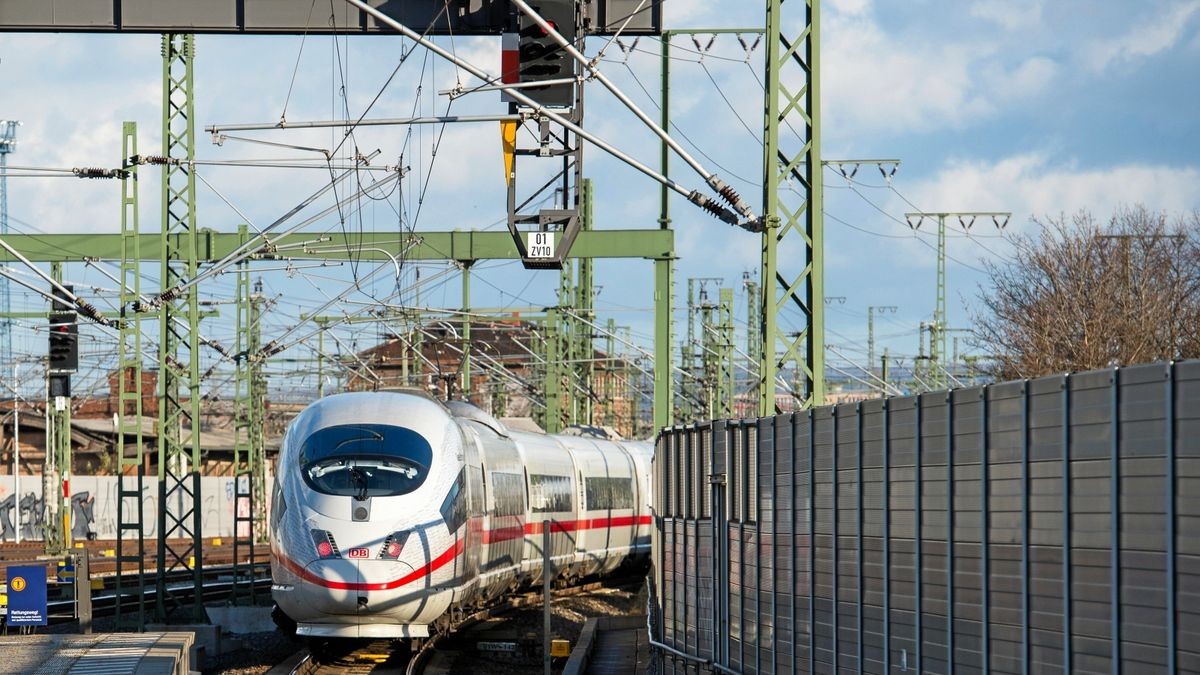 Ein ICE verlässt den Hauptbahnhof in Erfurt in Richtung München