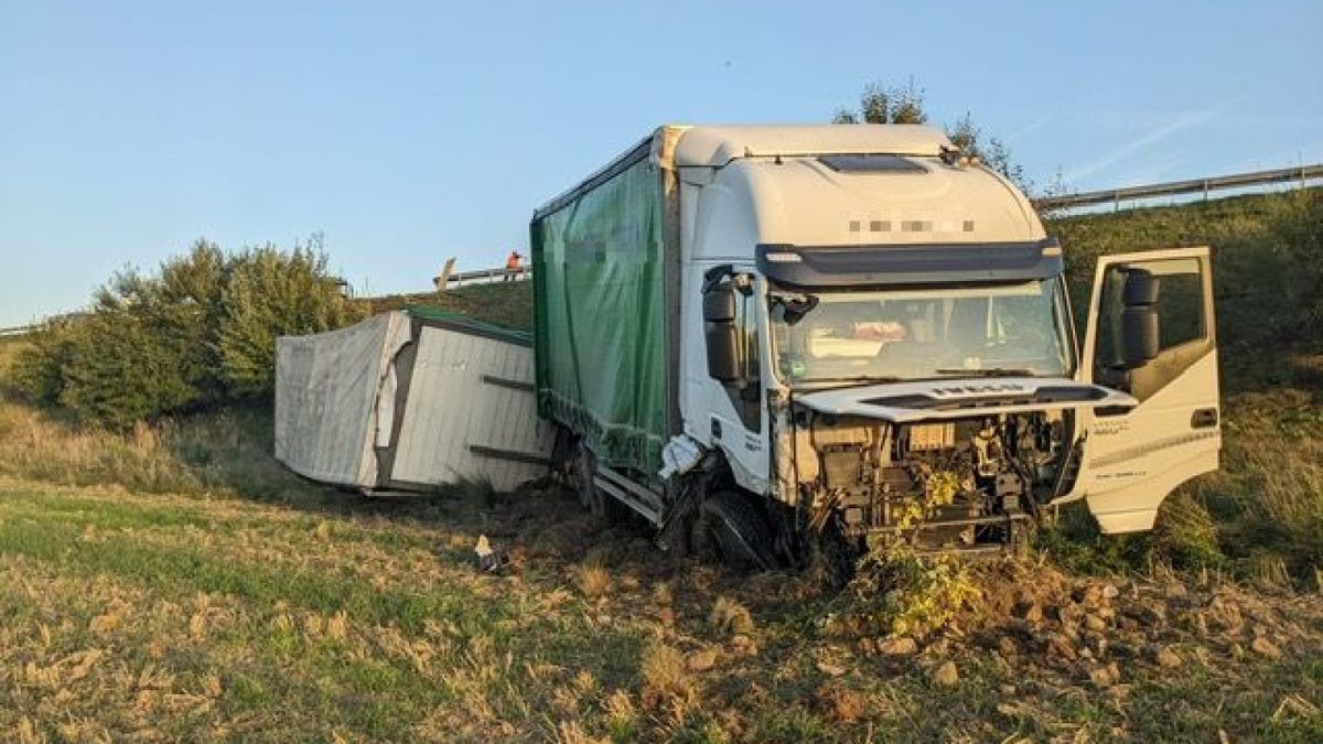 Der Lkw kam in einem Feld zum Stehen.