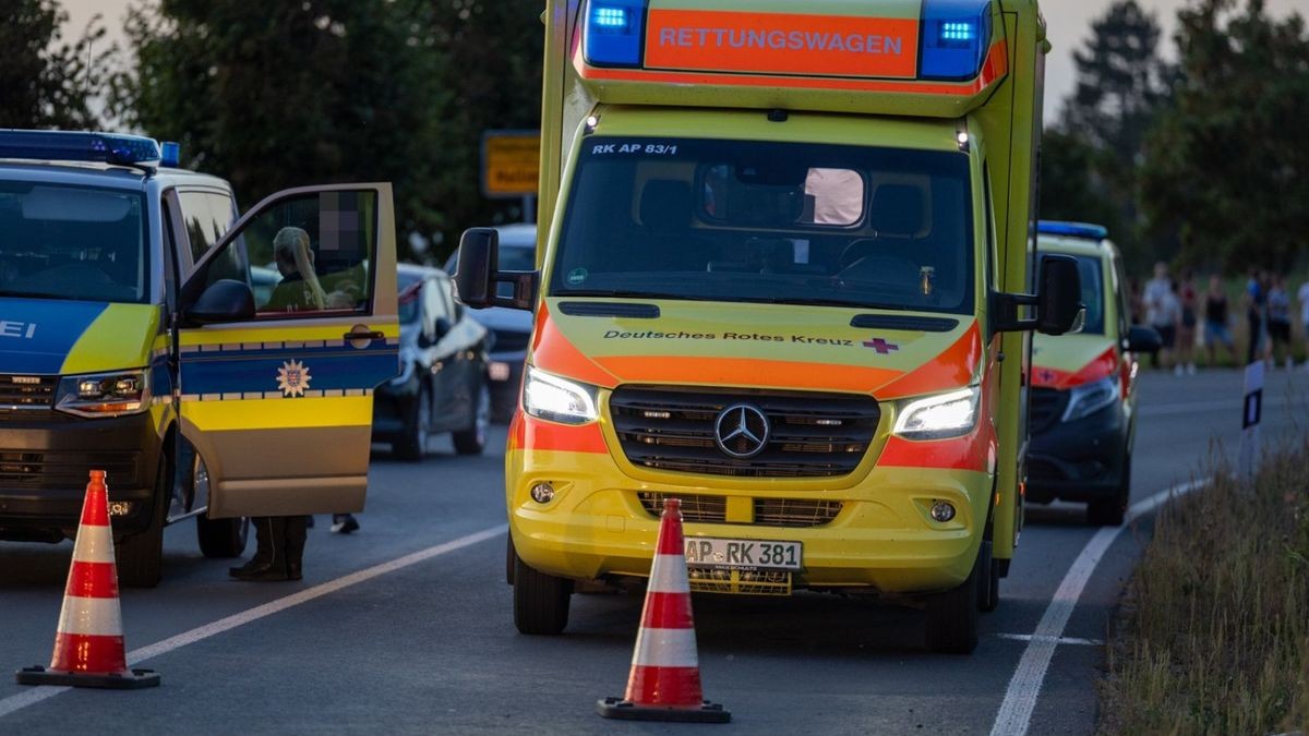 In einer langgezogenen Linkskurve kam er aus bisher unbekannten Gründen von der Fahrbahn ab und fuhr links in den angrenzenden Straßengraben. 