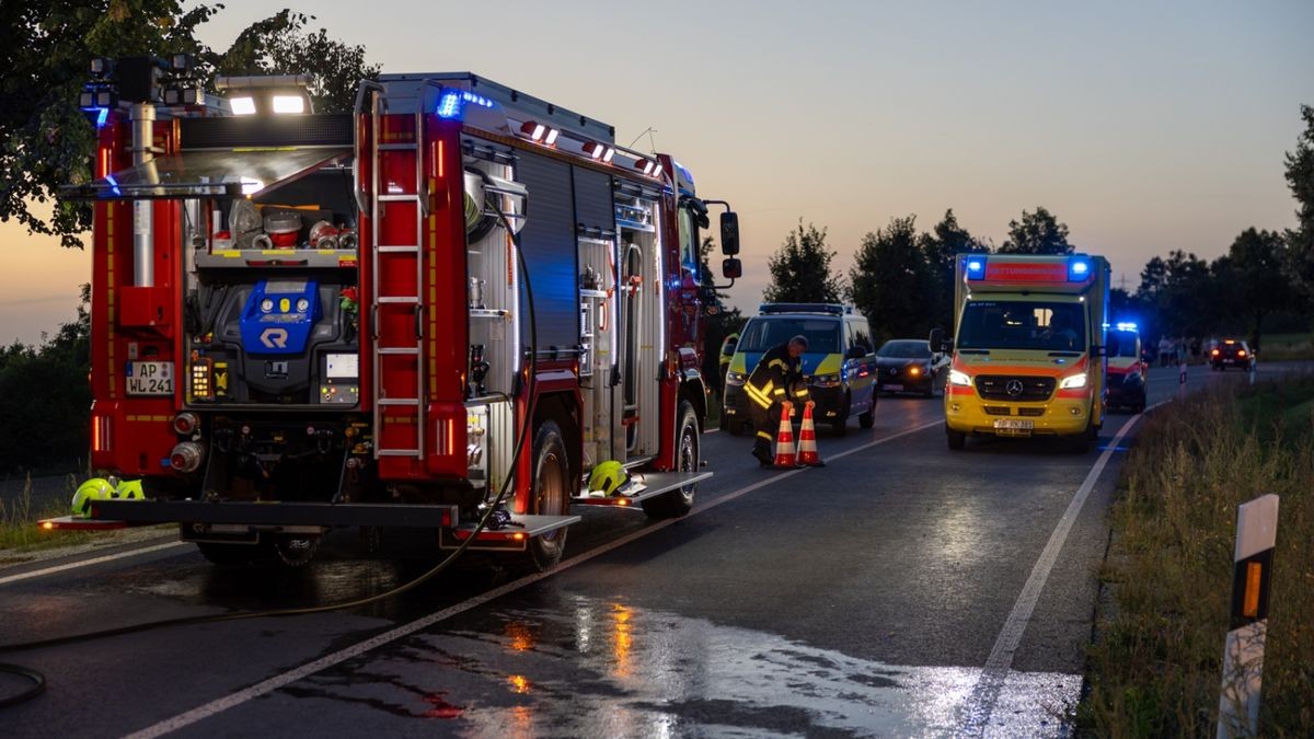 Der schwerverletzte Fahrer versuchte, sich noch eigenständig aus dem Fahrzeug über die Fahrerseite zu retten. 