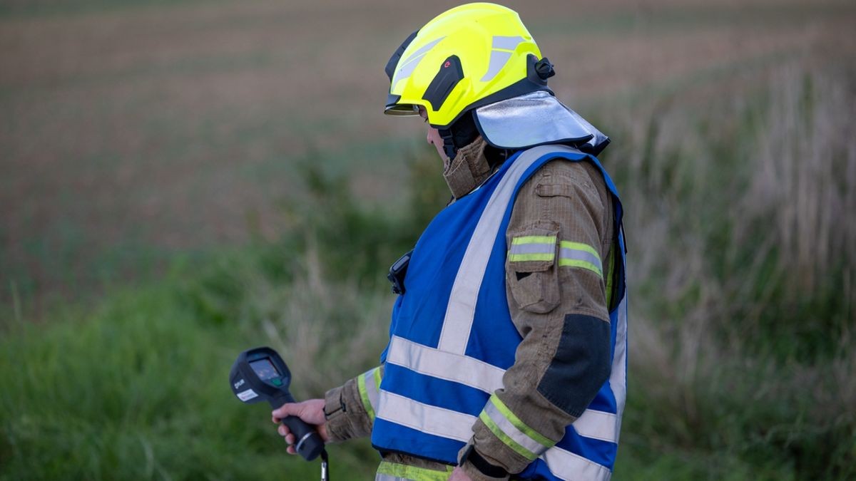 Da es sich bei dem Unfallfahrzeug um ein Hybridfahrzeug handelte, wurde dieses mehrfach mit einer Wärmebildkamera durch die Feuerwehr überprüft. 