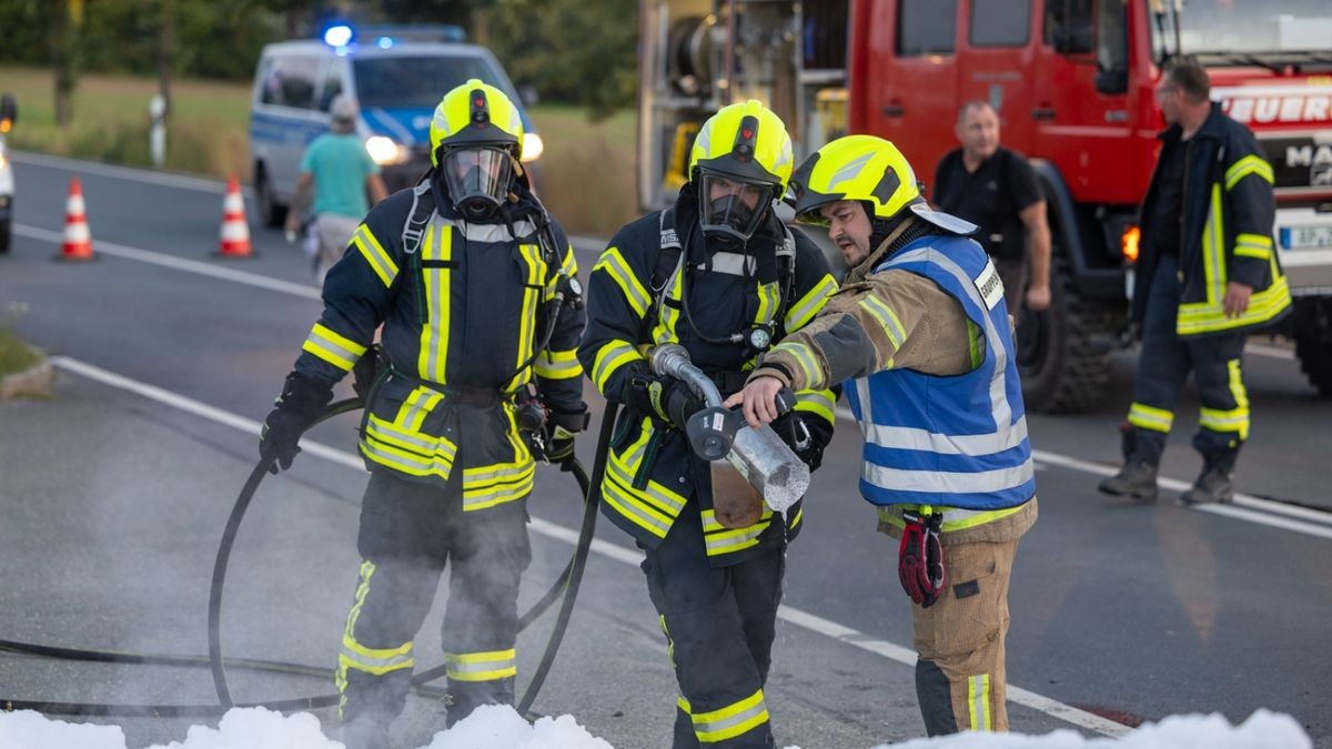 Durch die Wucht des Aufpralls fing das Fahrzeug Feuer. 