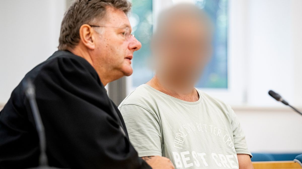  Der mutmaßliche Brandstifter von Apolda sitzt neben seinem Rechtsanwalt Volkmar Kölzsch. 