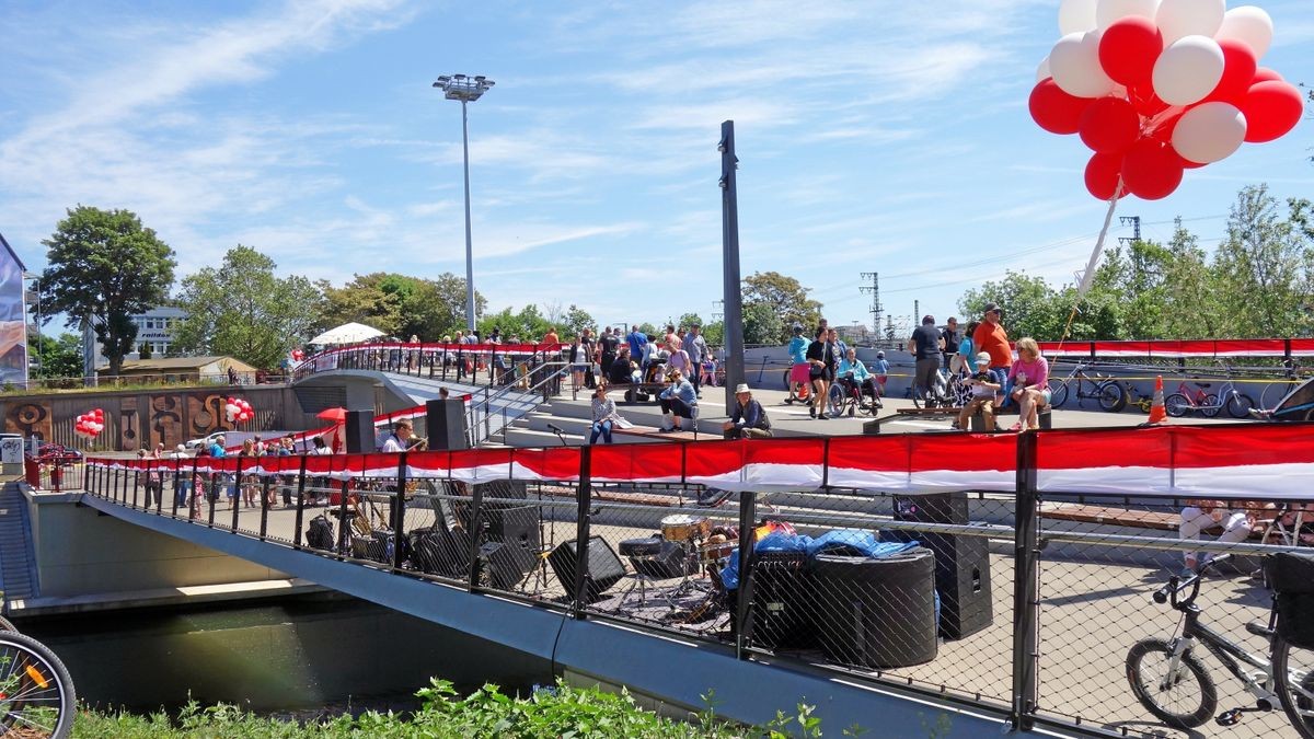 Das Promenadendeck – hier ein Bild vom Brückenfest im Juni – muss für Nacharbeiten noch einmal gesperrt werden.