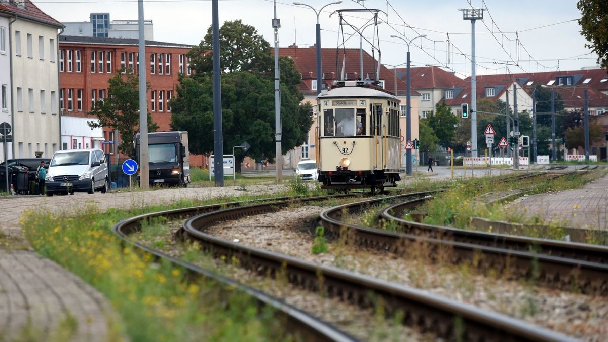 Dampflok trifft in Erfurt historische Straßenbahn