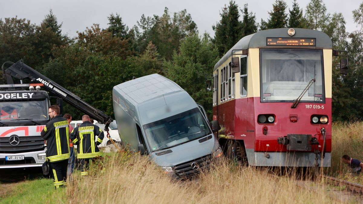 Ein Zug der Harzer Schmalspurbahn kollidierte mit einem Transporter. Bei dem Unfall wurde ein Mann verletzt