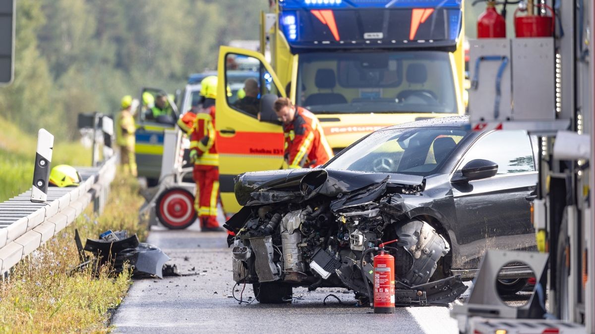 Vermutlich wegen nicht angepasster Geschwindigkeit bei plötzlich einsetzendem Starkregen war der Fahrer eines Autos zwischen Eisfeld-Süd und Eisfeld-Nord alleinbeteiligt in eine Leitplanke gekracht. 