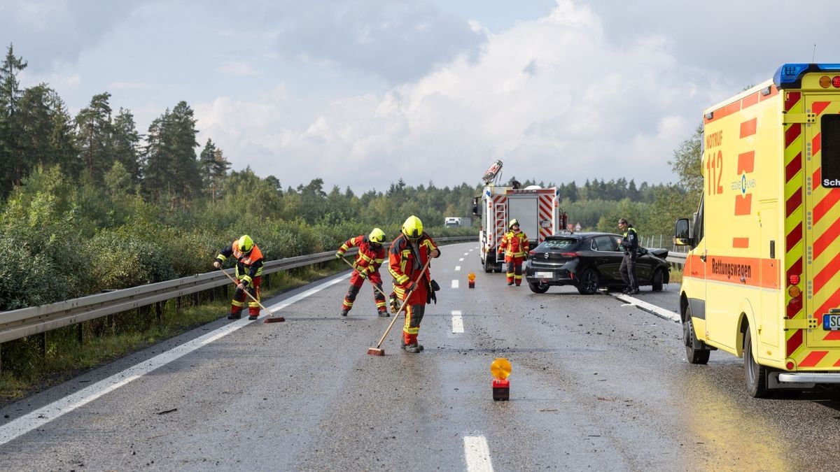 Durch den Aufprall wurde der Fahrer verletzt und musste in ein Krankenhaus eingeliefert werden. 