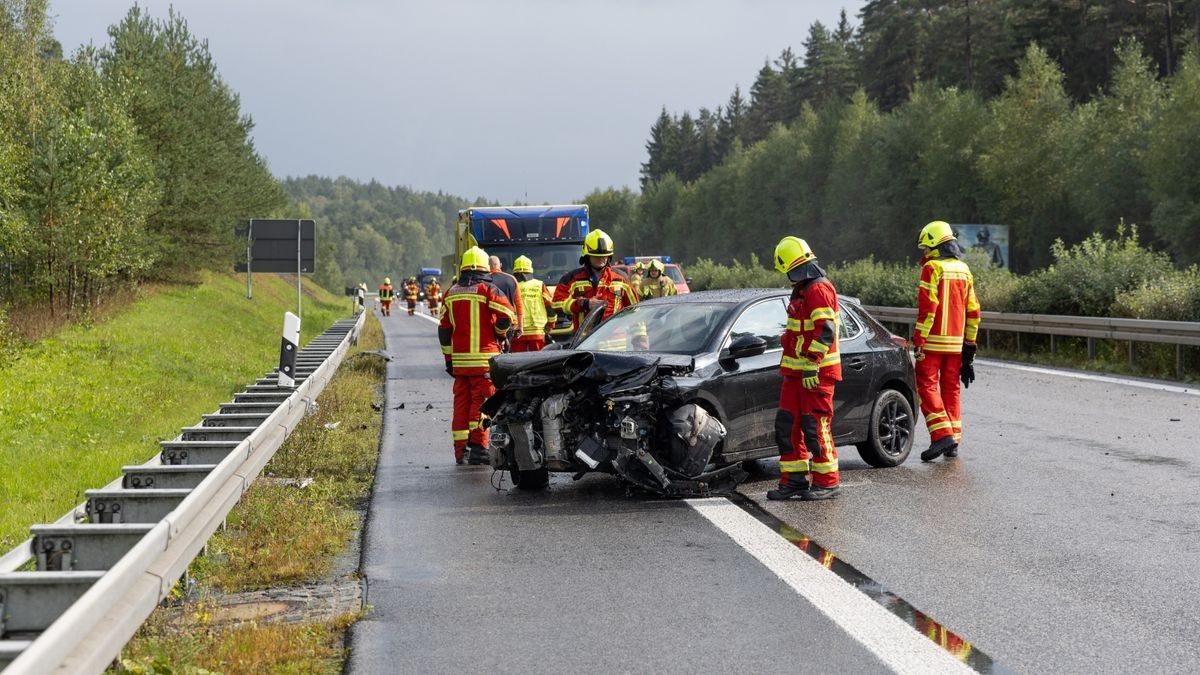 Das Fahrzeug wurde dabei erheblich beschädigt und blieb auf der linken Spur stehen. 